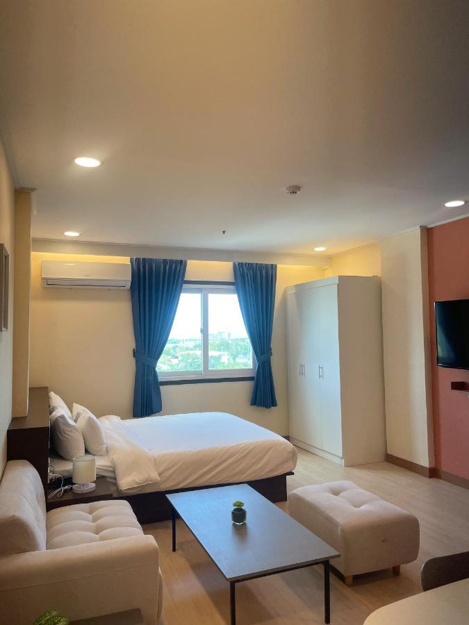 On Hotel Friendship 安吉利斯 外观 照片